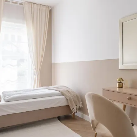 Old House Casino Koszarowa 1 アパート