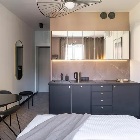 Old House Casino Koszarowa 1 アパート *